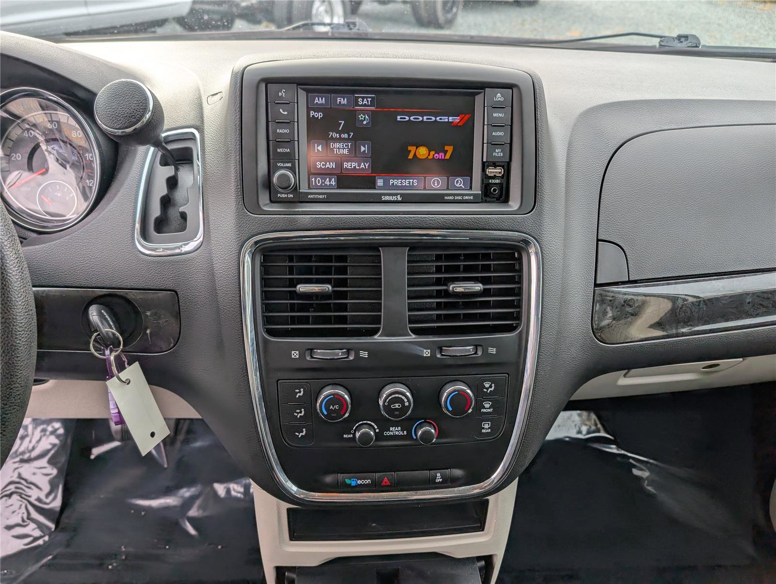 Used 2018 Dodge Grand Caravan SE w/ UConnect Hands-Free Group image 15