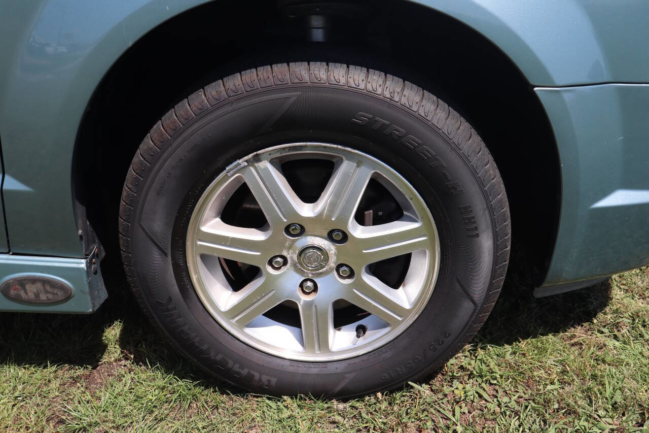 Used 2008 Chrysler Town & Country Touring image 38