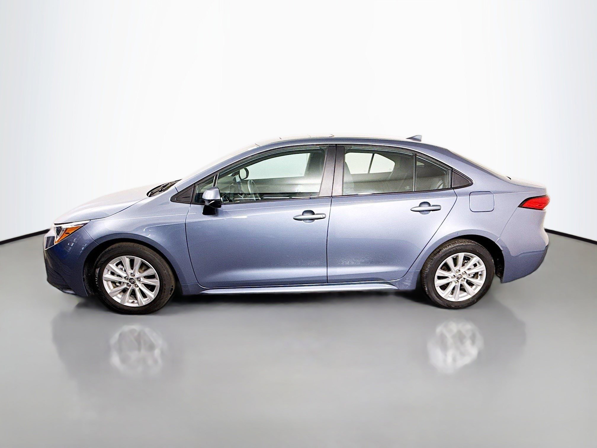 Used 2023 Toyota Corolla LE w/ LE Premium Package image 6