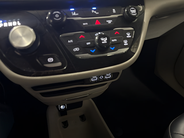 Used 2024 Chrysler Pacifica Limited FWD image 25