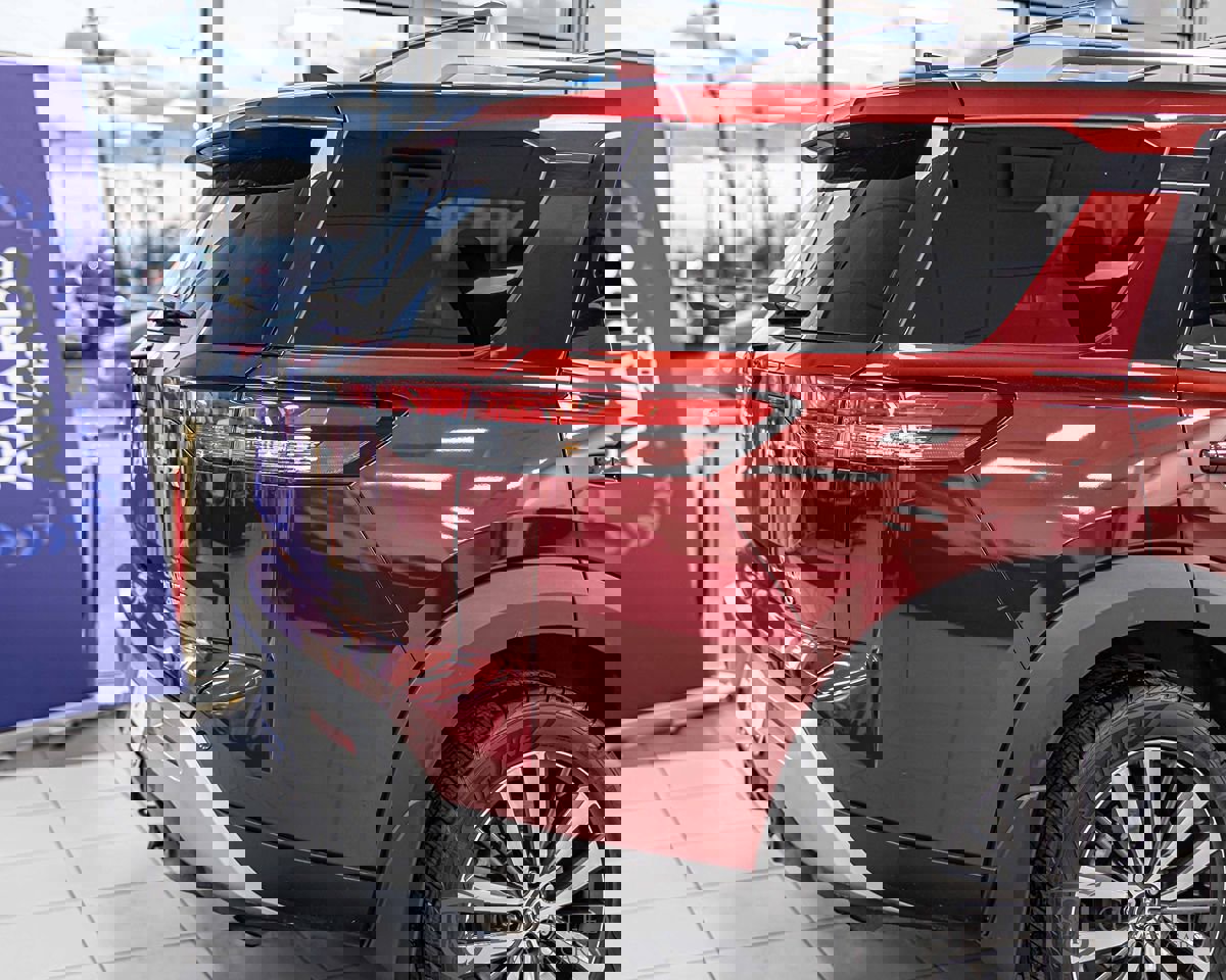 Used 2022 Nissan Pathfinder Platinum w/ Cargo Package image 15