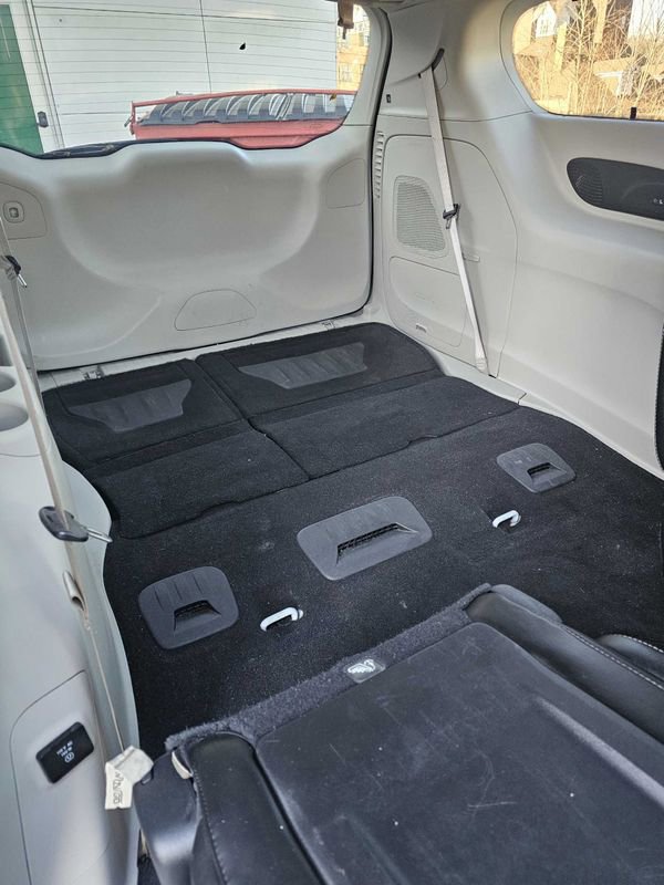 Used 2023 Chrysler Pacifica Limited w/ Uconnect Theater Family Group image 10