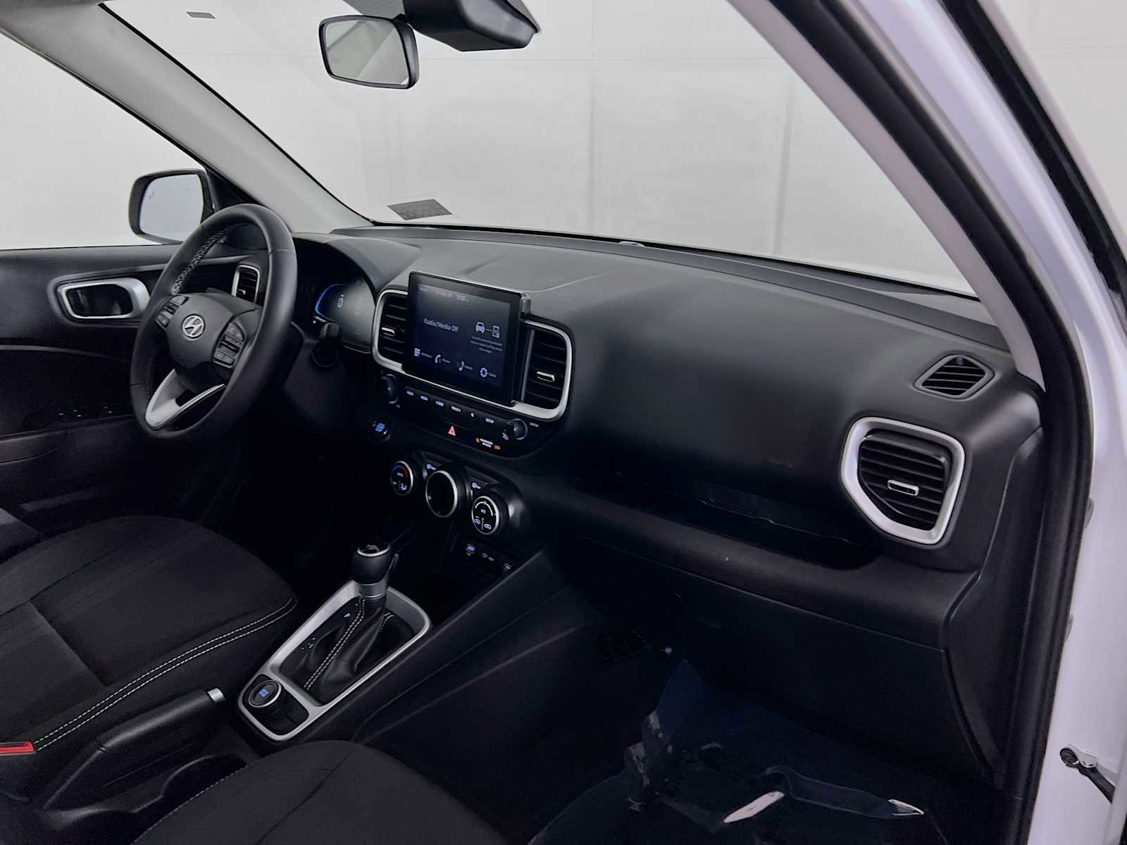 Certified 2025 Hyundai Venue SEL FWD image 28
