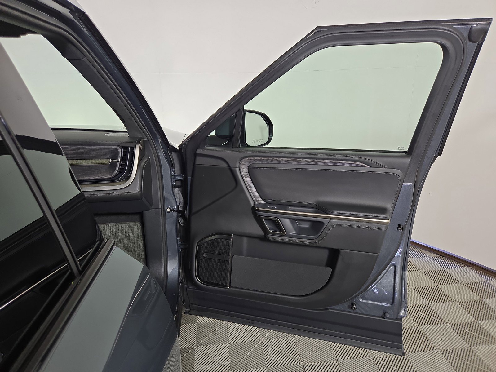 Used 2023 Rivian R1S Adventure AWD/4WD image 18