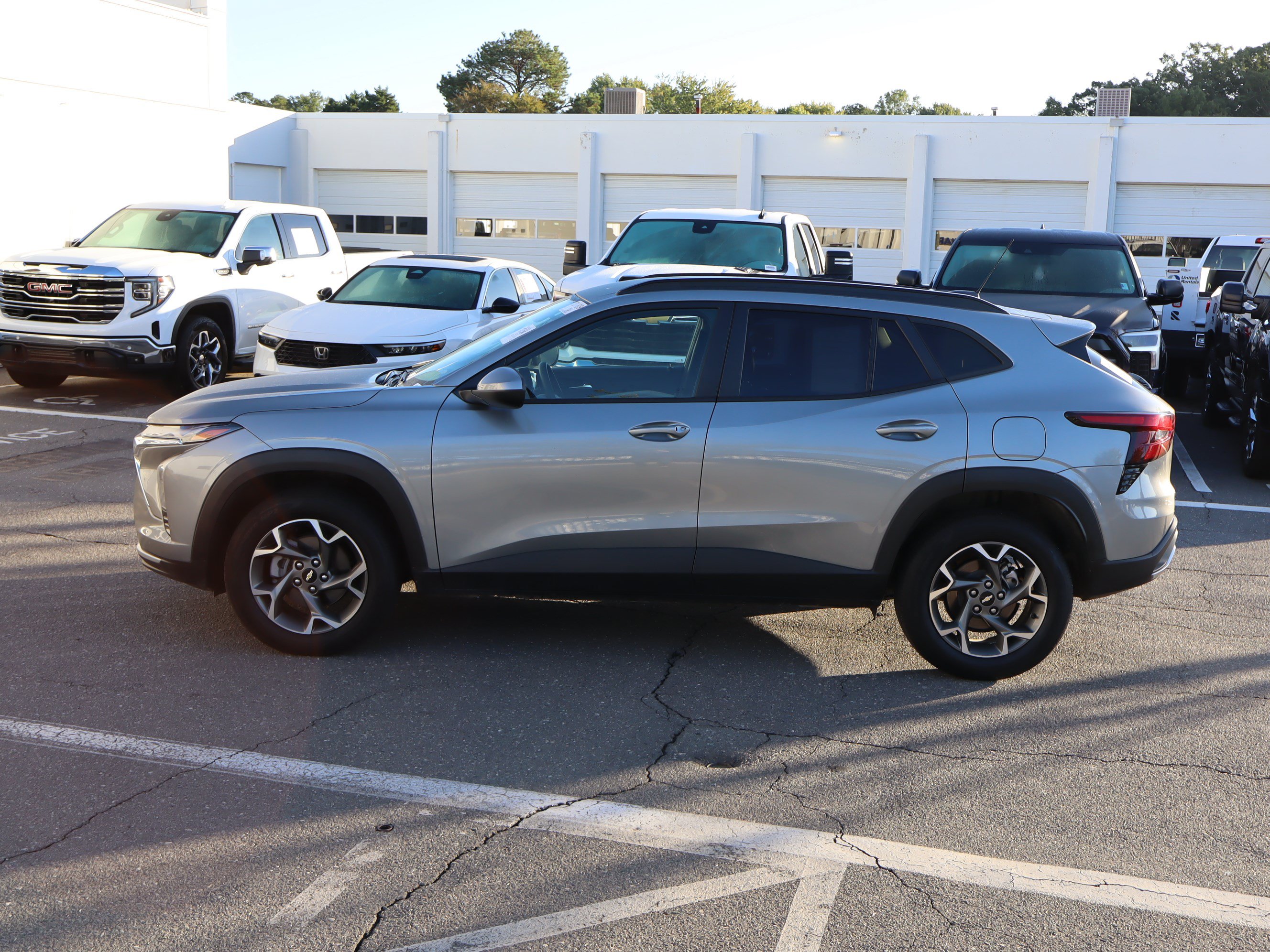Used 2025 Chevrolet Trax LT FWD image 7
