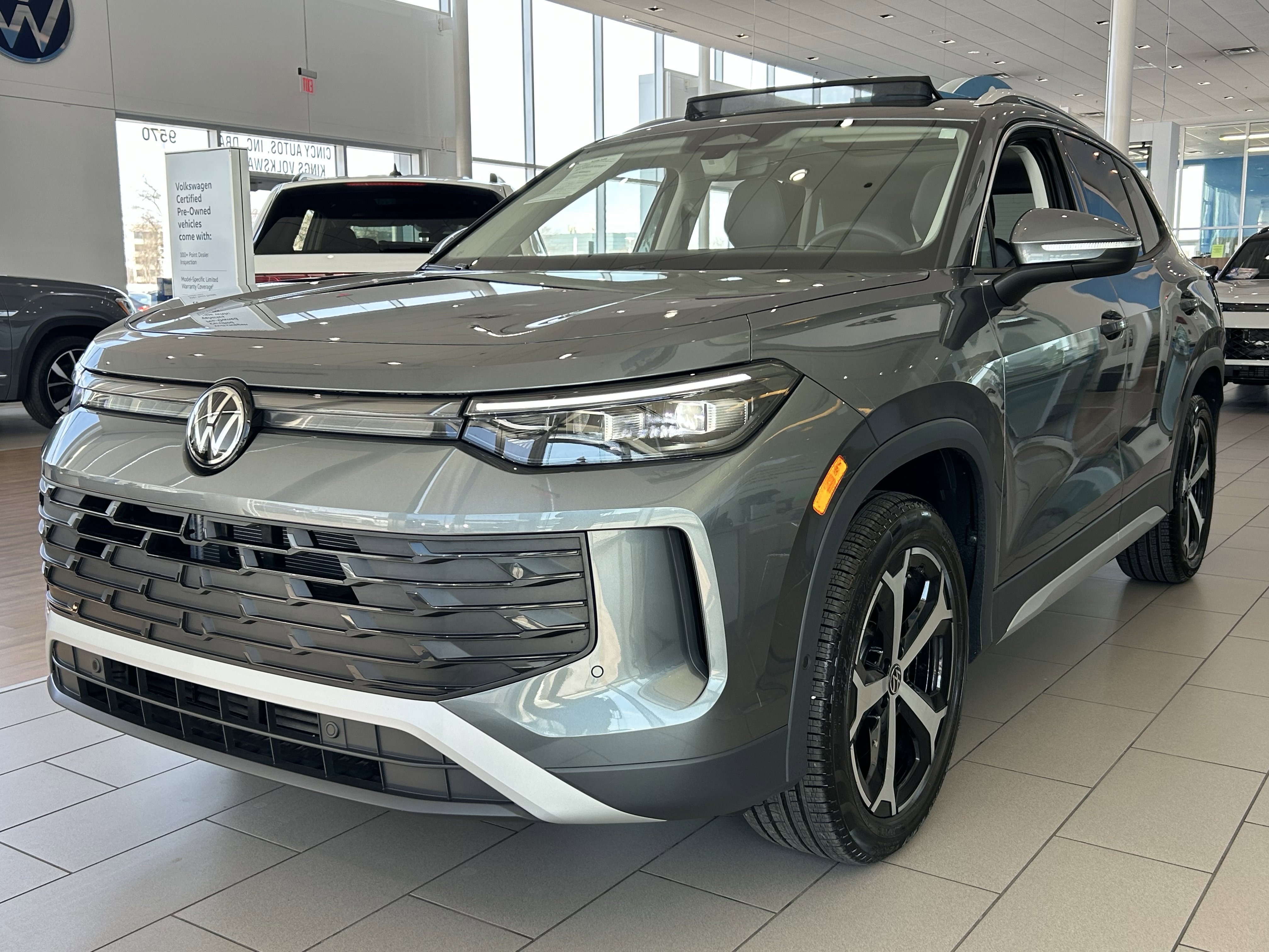 Certified 2025 Volkswagen Tiguan SE image 3