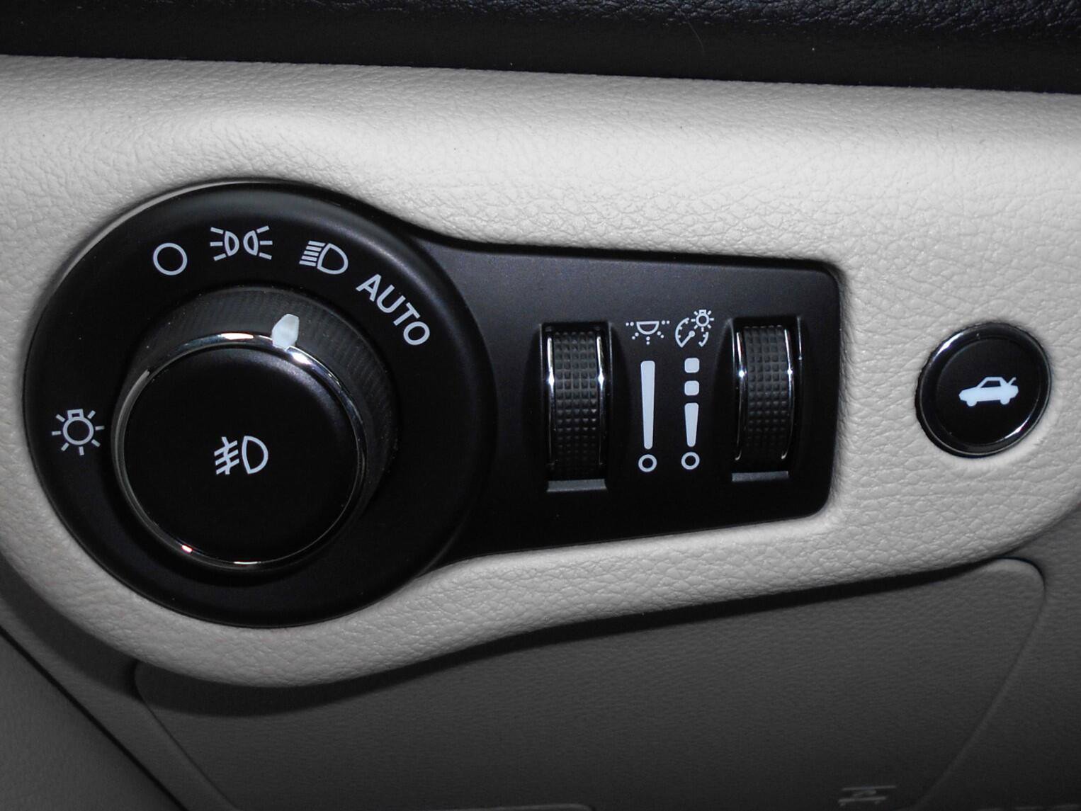 Used 2015 Chrysler 200 C w/ Navigation & Sound Group I FWD image 10