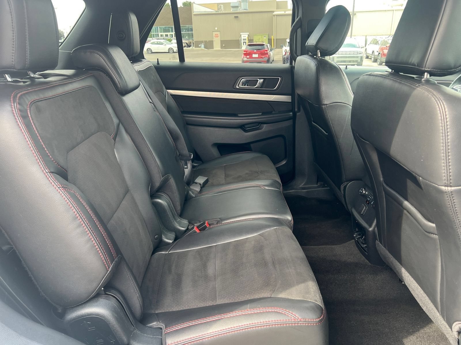 Used 2018 Ford Explorer XLT w/ Equipment Group 202A AWD/4WD image 29