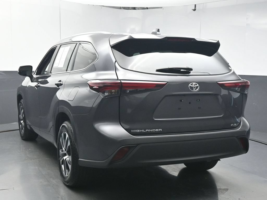 Used 2024 Toyota Highlander XLE FWD image 6