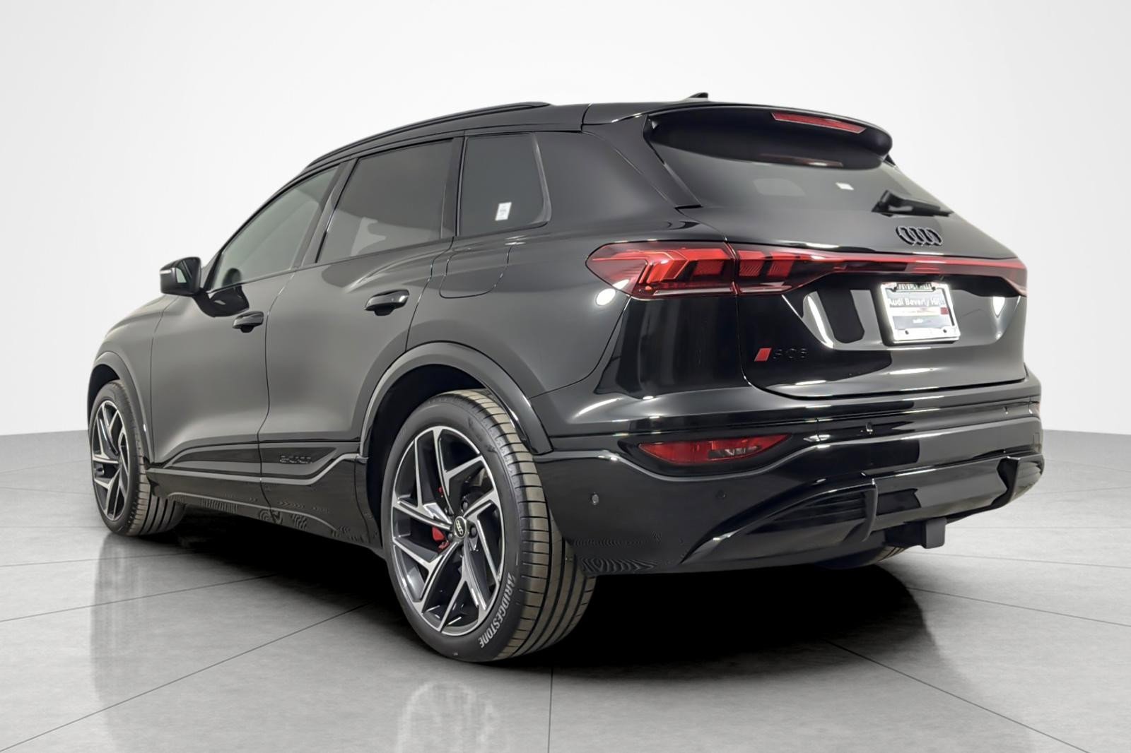 Certified 2025 Audi SQ6 e-tron Prestige w/ 21" Black Optic Wheel Package image 3