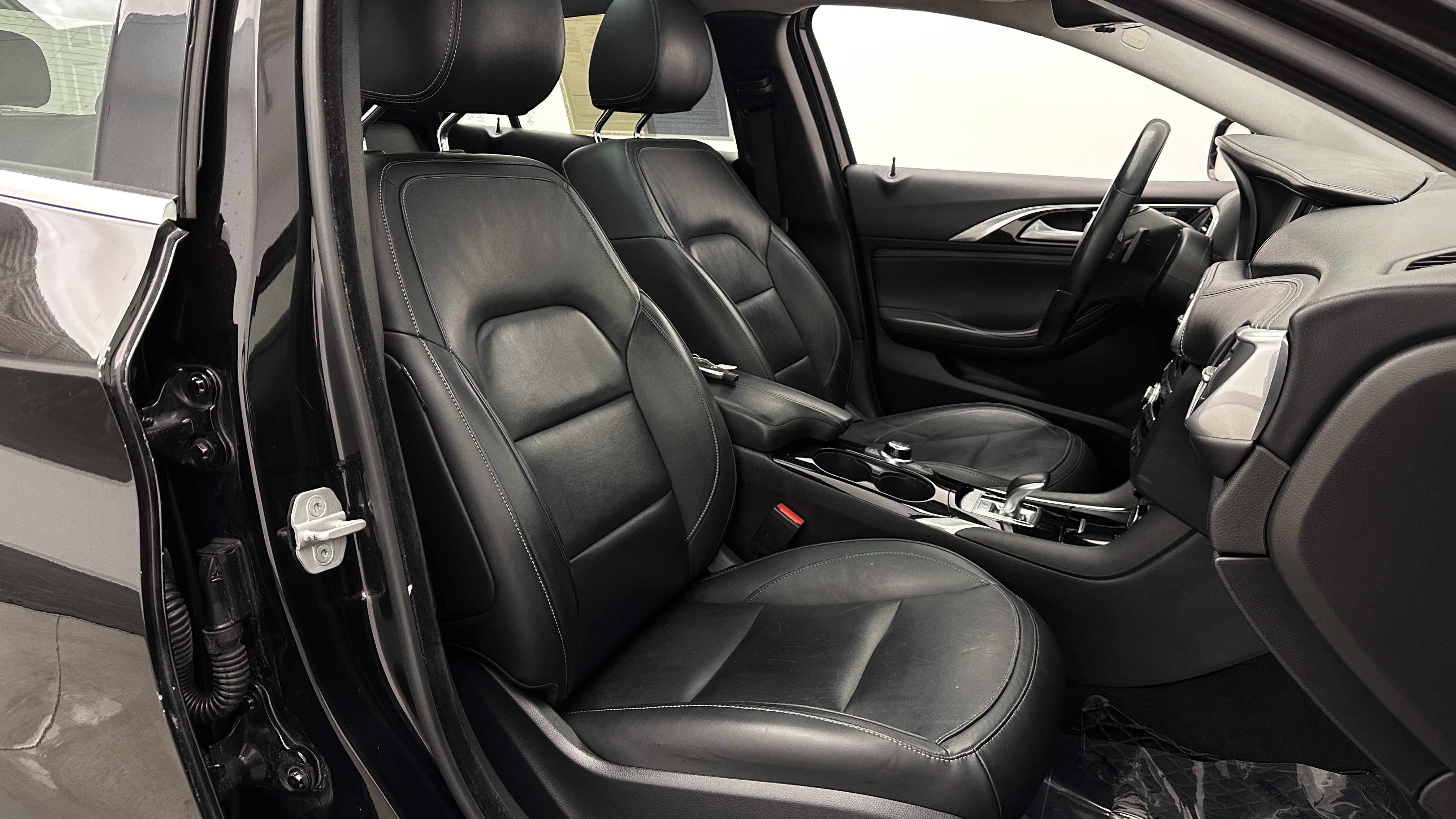Used 2018 INFINITI QX30 Premium FWD image 33