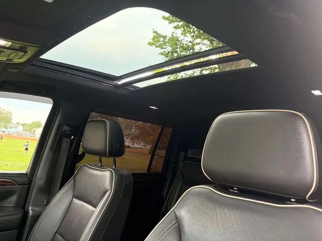 Used 2022 Chevrolet Suburban Premier w/ Premium Package AWD/4WD image 17