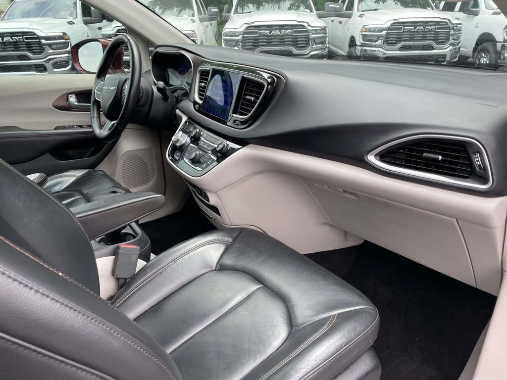 Certified 2017 Chrysler Pacifica Touring-L FWD image 14