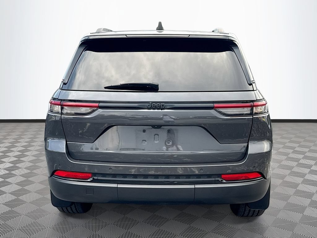 Used 2024 Jeep Grand Cherokee Altitude RWD image 7