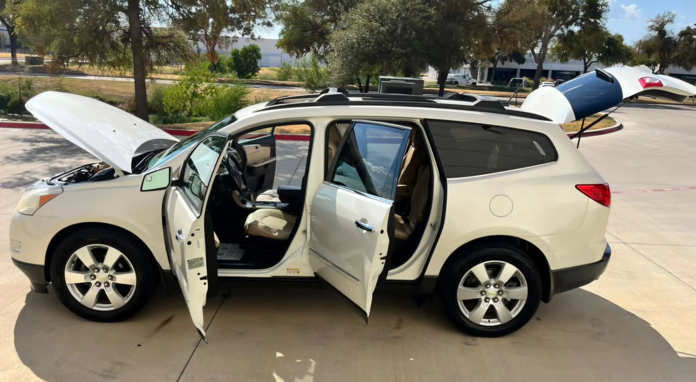 Used 2012 Chevrolet Traverse LTZ FWD image 17