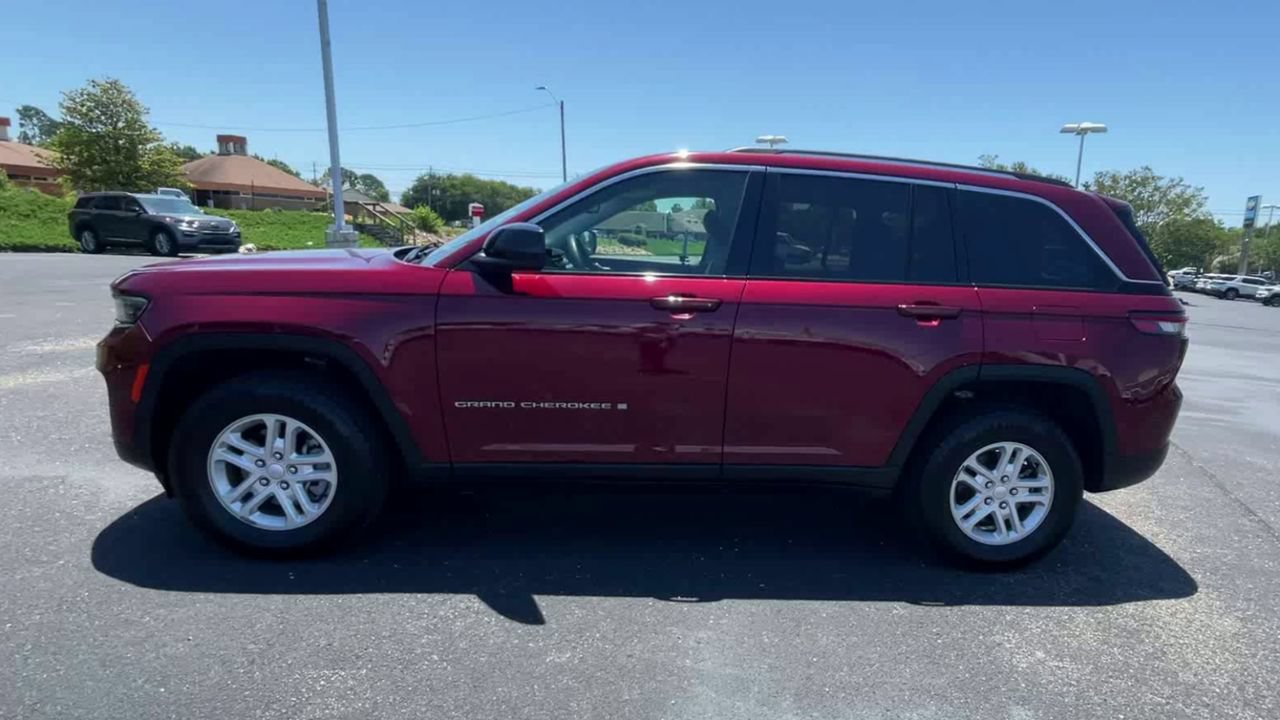 Used 2024 Jeep Grand Cherokee Laredo RWD image 5