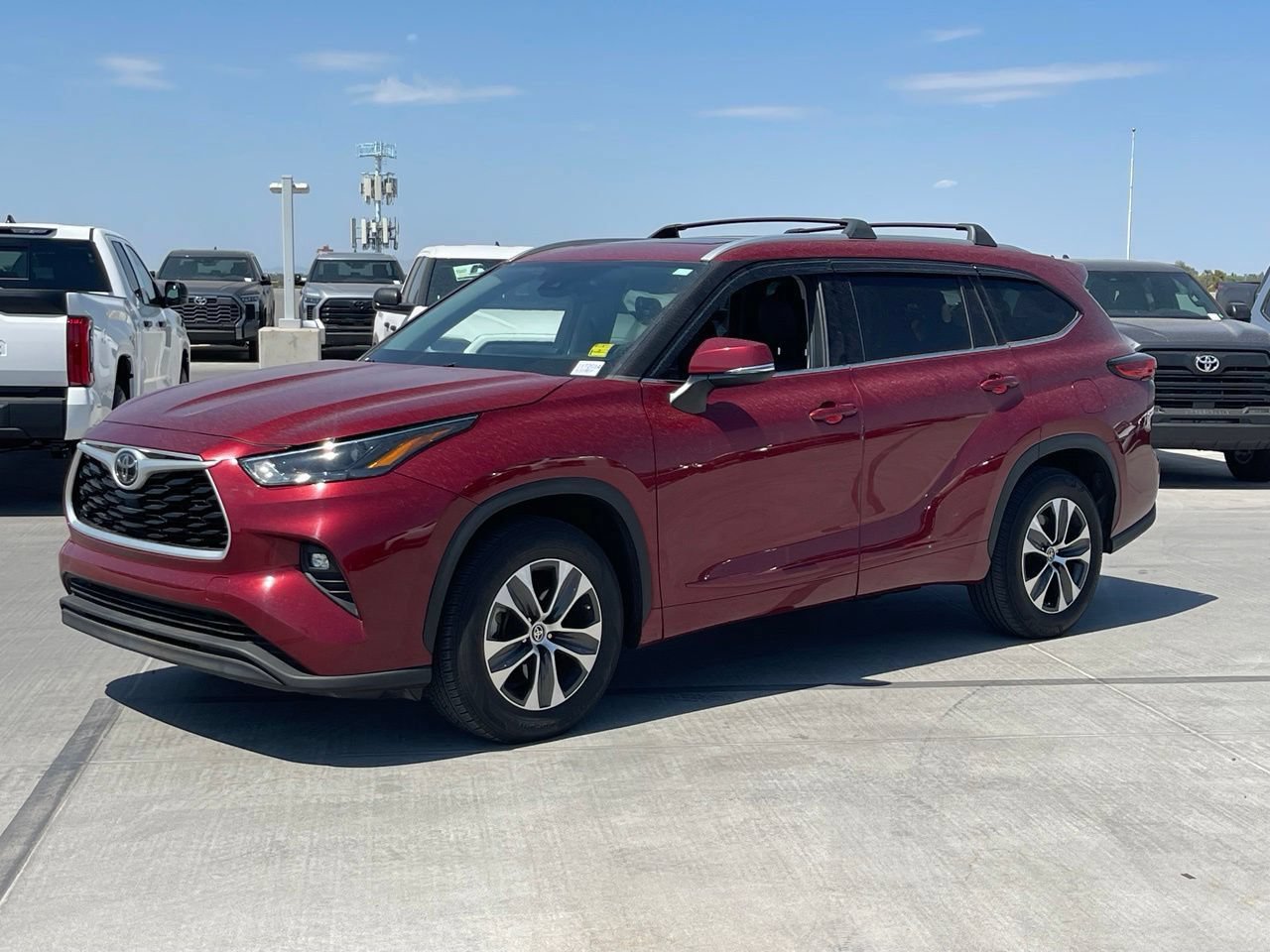 Used 2022 Toyota Highlander XLE FWD image 6