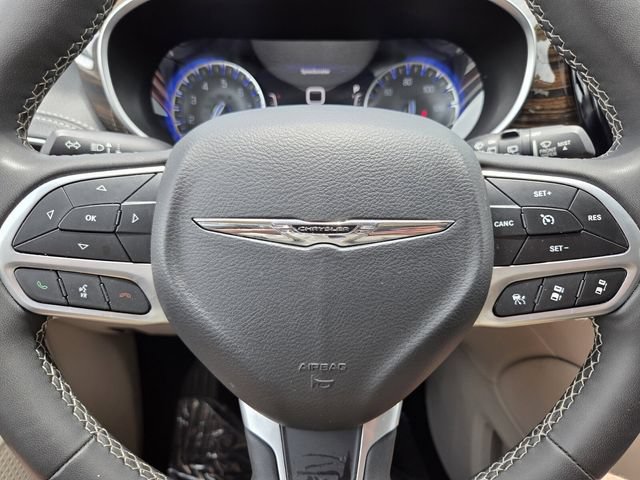 Used 2023 Chrysler Pacifica Limited FWD image 35