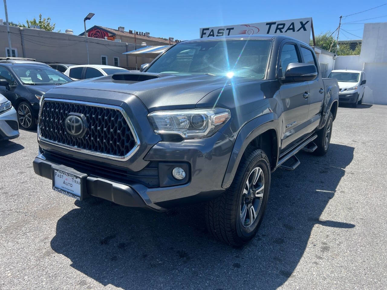Used 2018 Toyota Tacoma TRD Sport w/ Technology Package AWD/4WD image 2