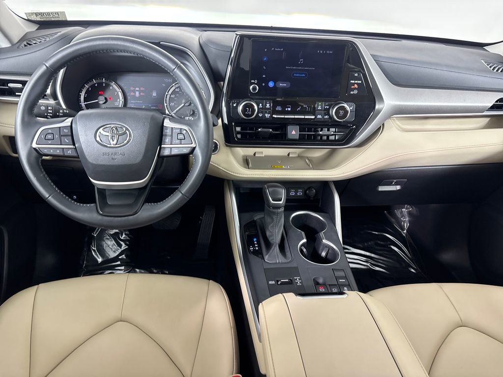 Certified 2025 Toyota Highlander XLE image 28