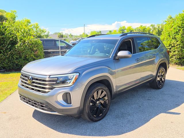 Used 2025 Volkswagen Atlas SE w/ Panoramic Sunroof Package FWD image 2