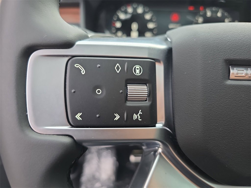 New 2025 Land Rover Discovery Dynamic SE image 18