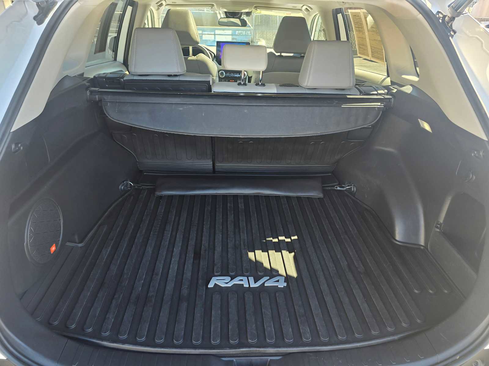 Used 2023 Toyota RAV4 XLE Premium image 18