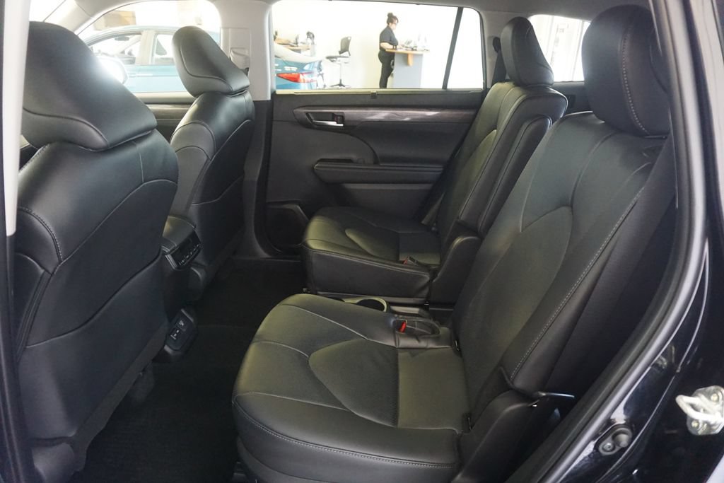 Used 2025 Toyota Highlander Limited AWD/4WD image 23
