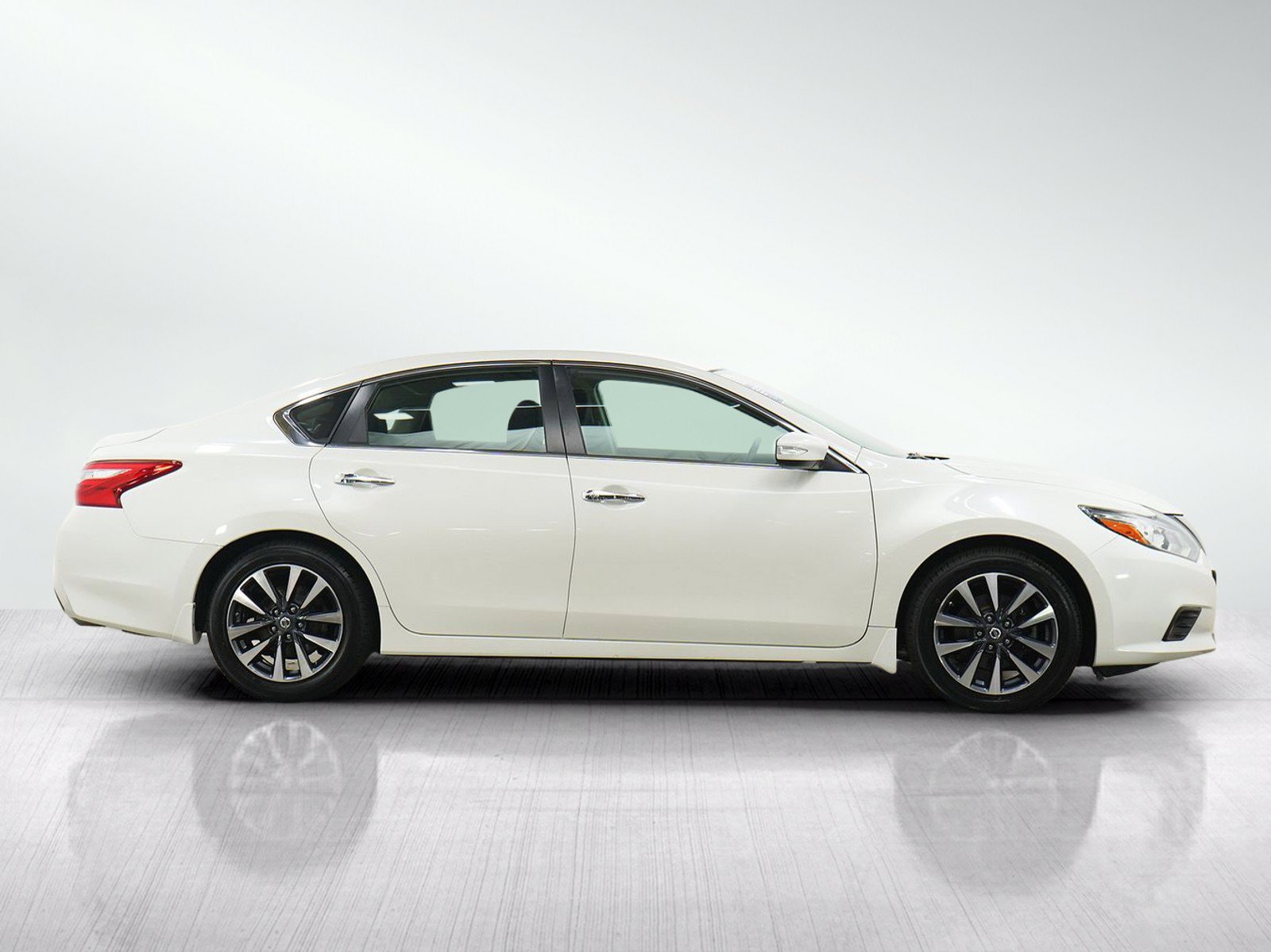 Used 2016 Nissan Altima 2.5 SV w/ Convenience Package FWD image 6