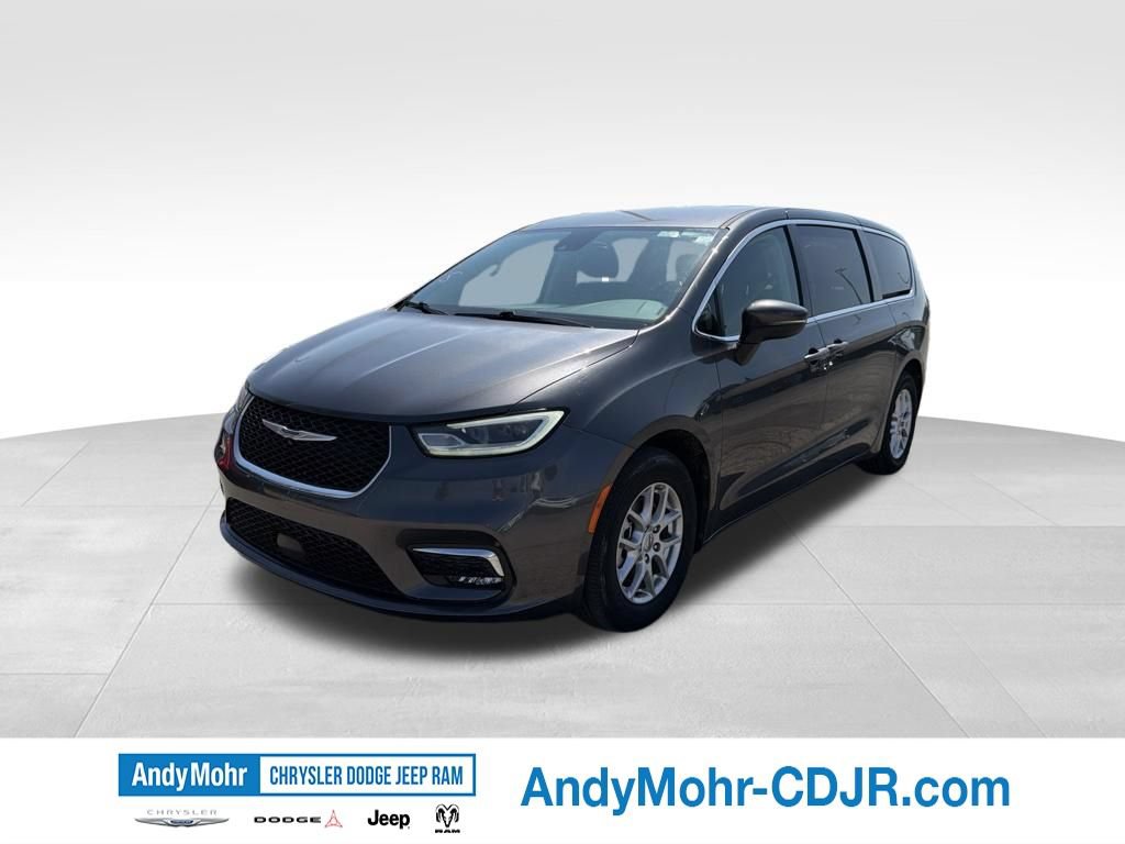 Used 2023 Chrysler Pacifica Touring-L FWD image 3