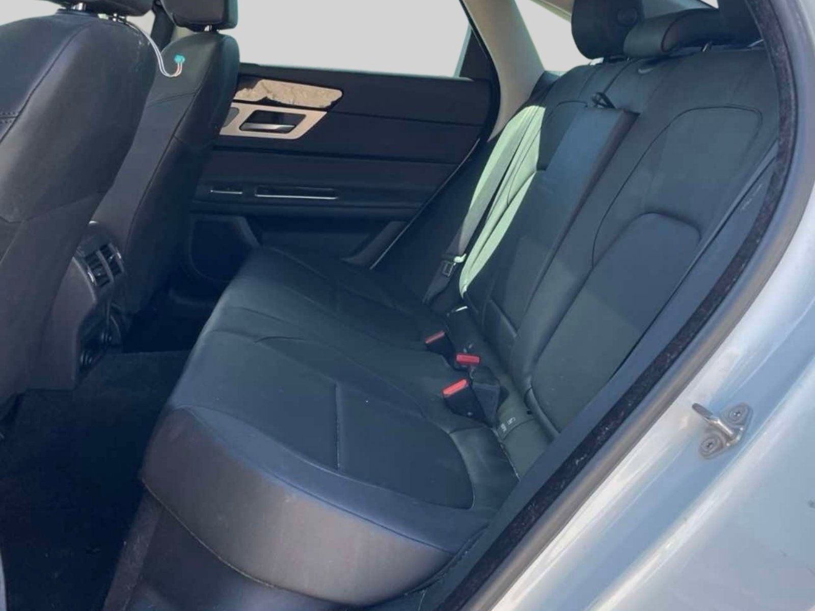 Used 2016 Jaguar XF Premium image 3