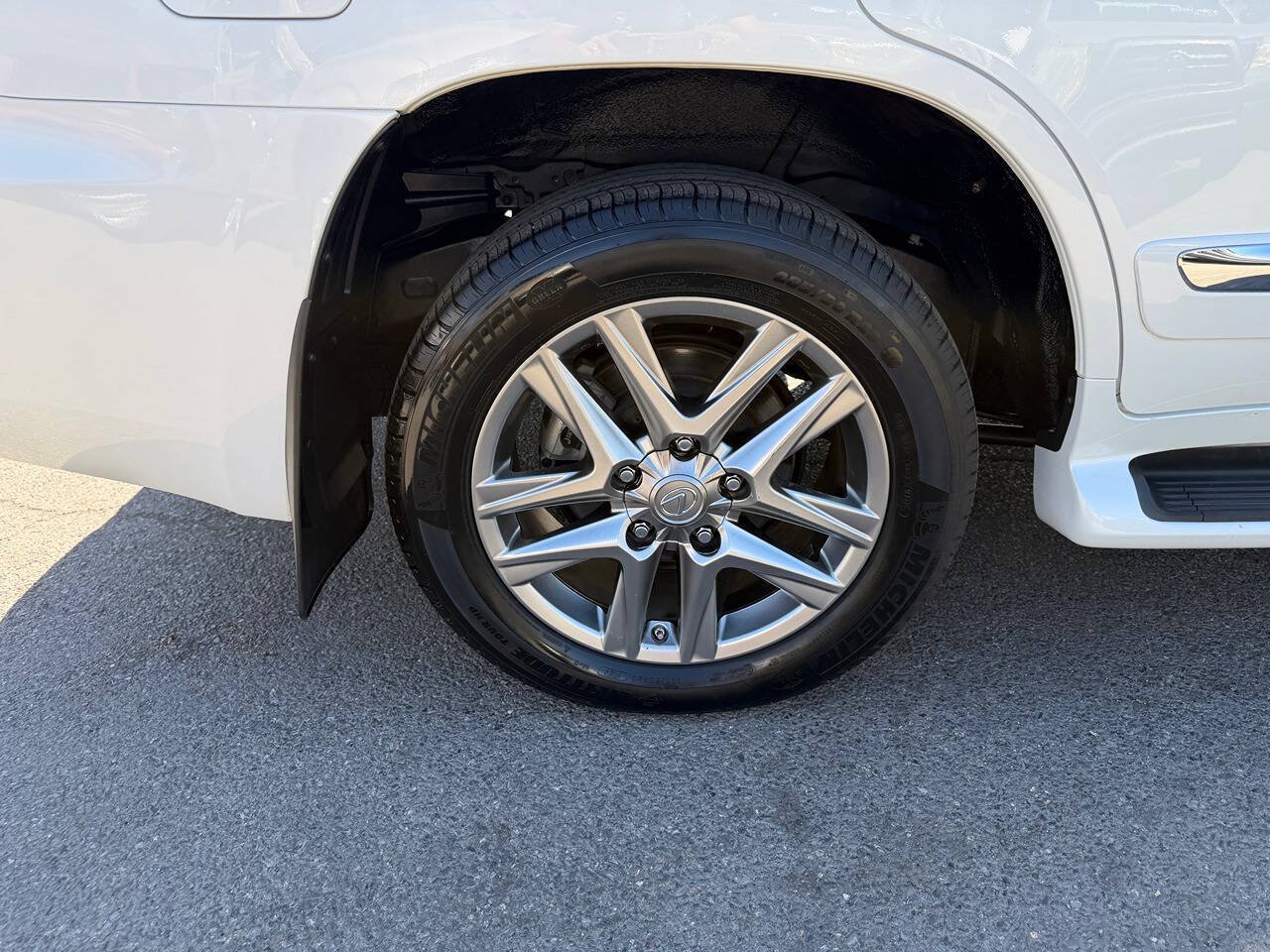 Used 2013 Lexus LX 570 4WD w/ Luxury Pkg image 32