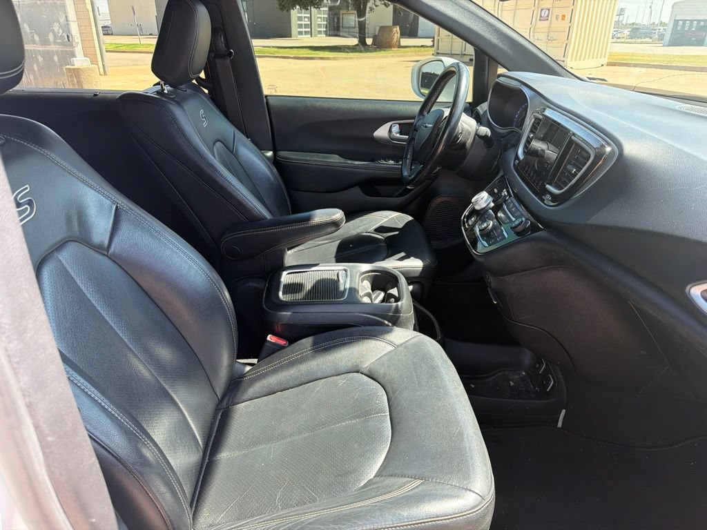Used 2020 Chrysler Pacifica Touring-L Plus w/ Advanced Safetytec Group FWD image 11