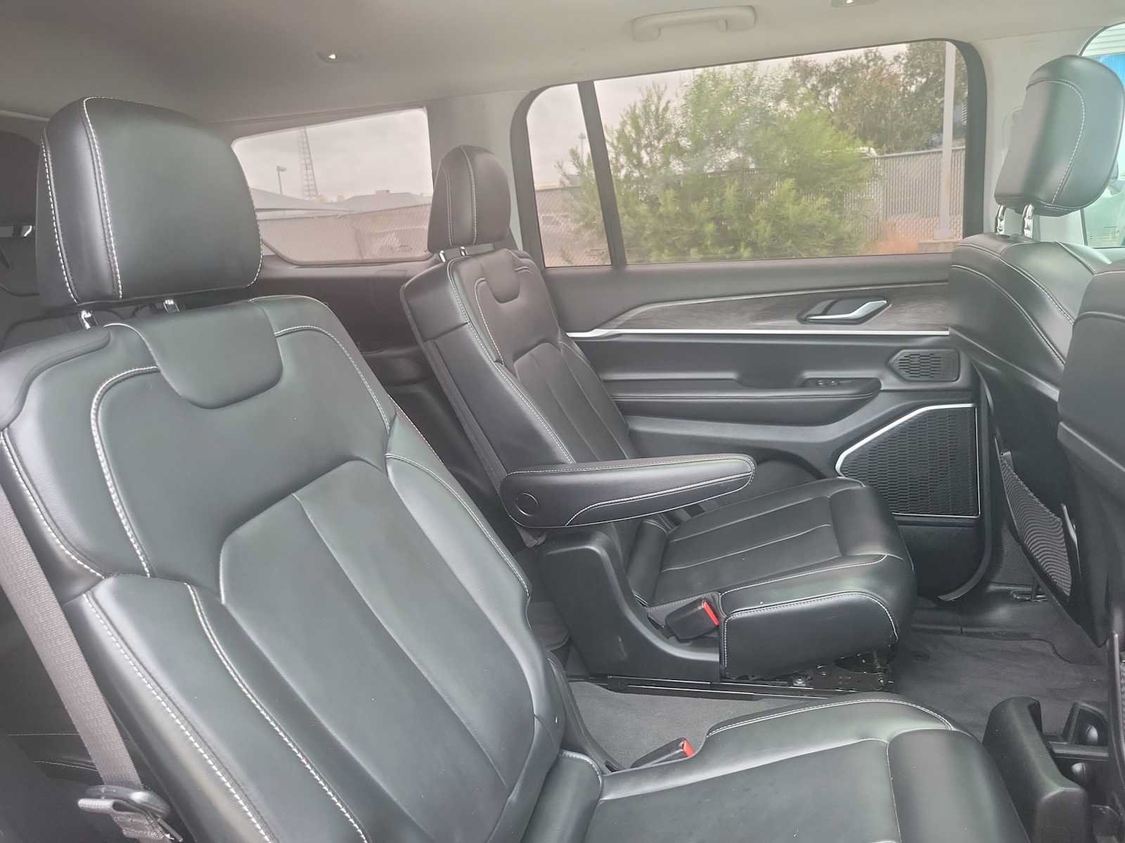 Used 2021 Jeep Grand Cherokee L Limited AWD/4WD image 17