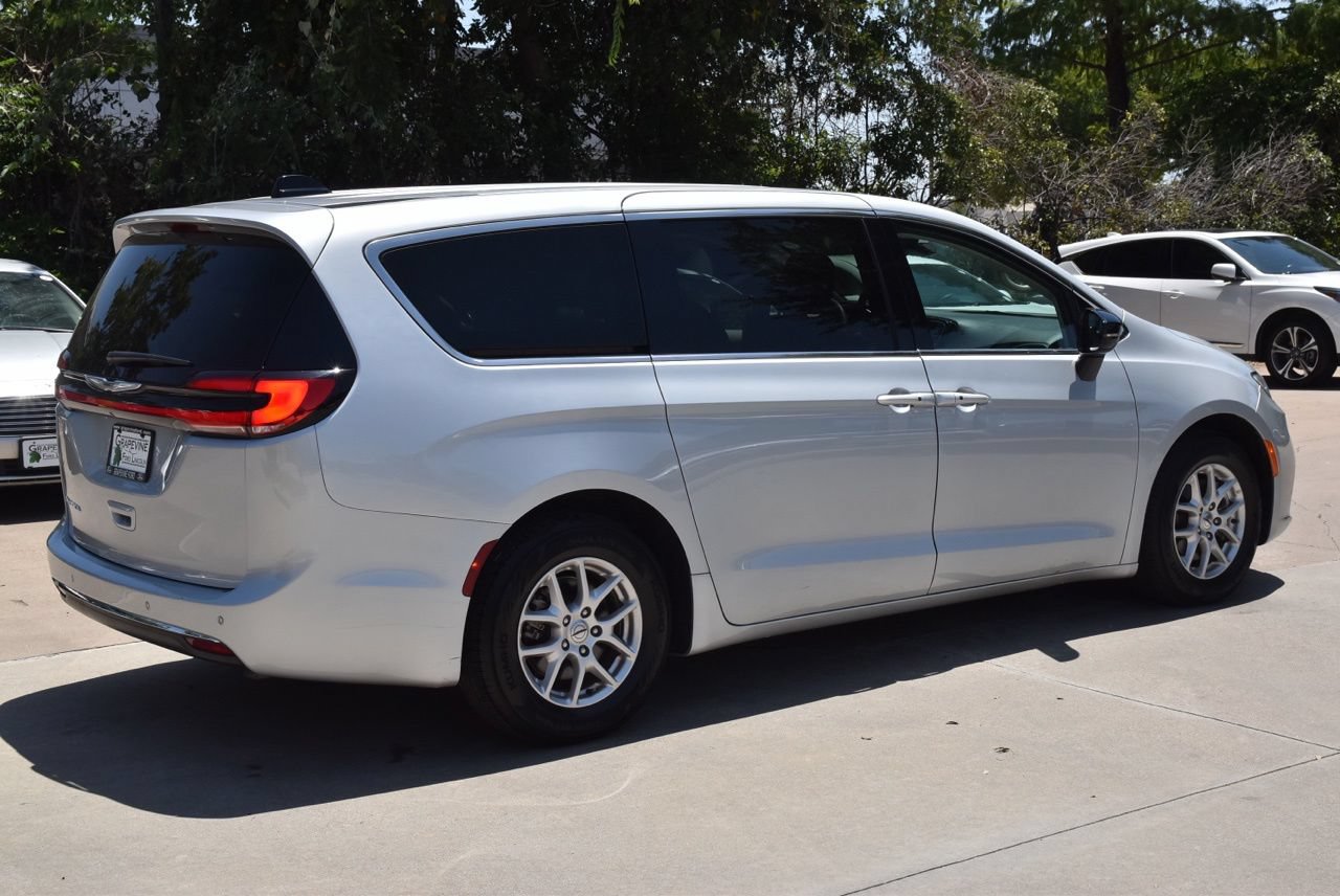 Used 2024 Chrysler Pacifica Touring-L FWD image 7
