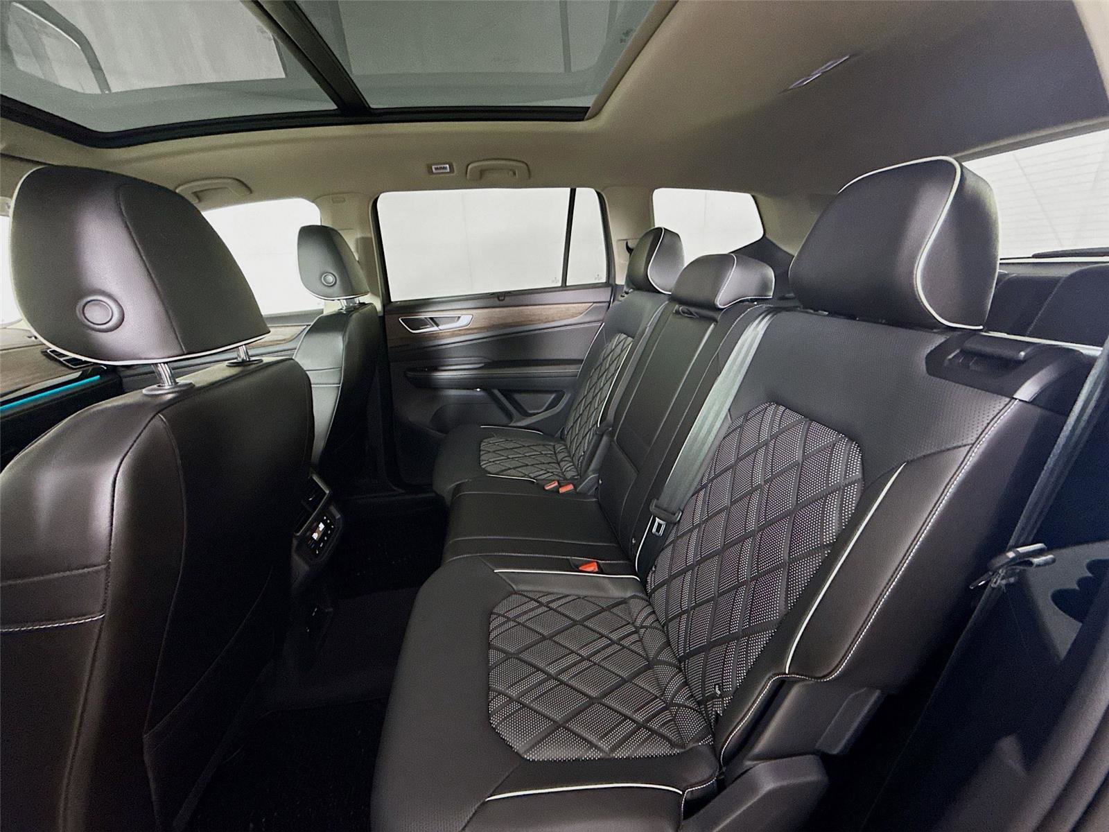 Used 2024 Volkswagen Atlas SEL Premium R-Line image 11