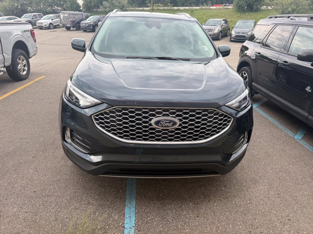 Used 2024 Ford Edge SEL w/ Convenience Package AWD/4WD image 2