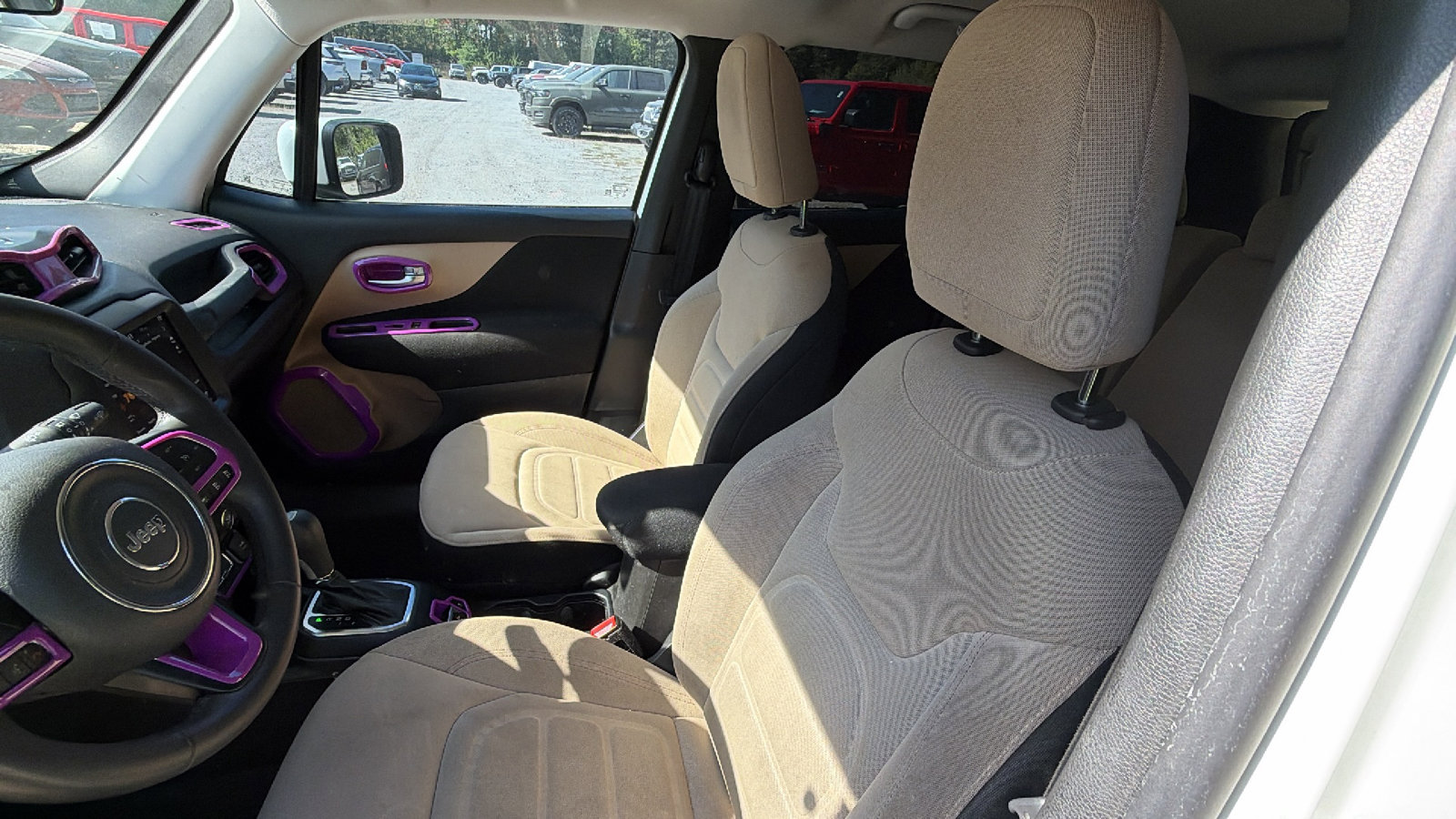 Used 2020 Jeep Renegade Latitude w/ UConnect 8.4 Nav Group AWD/4WD image 17