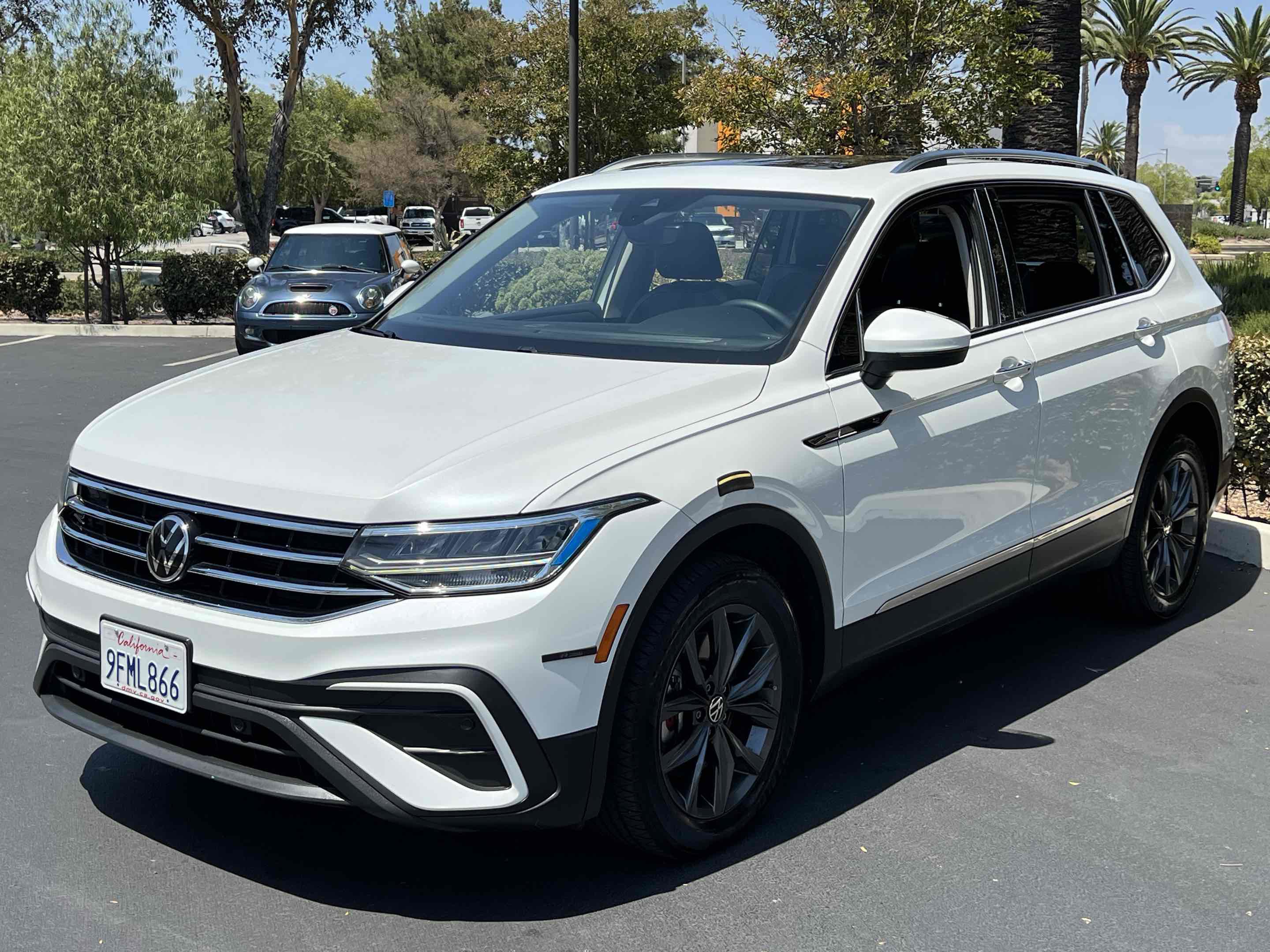 Used 2023 Volkswagen Tiguan SE w/ Panoramic Sunroof Package image 17