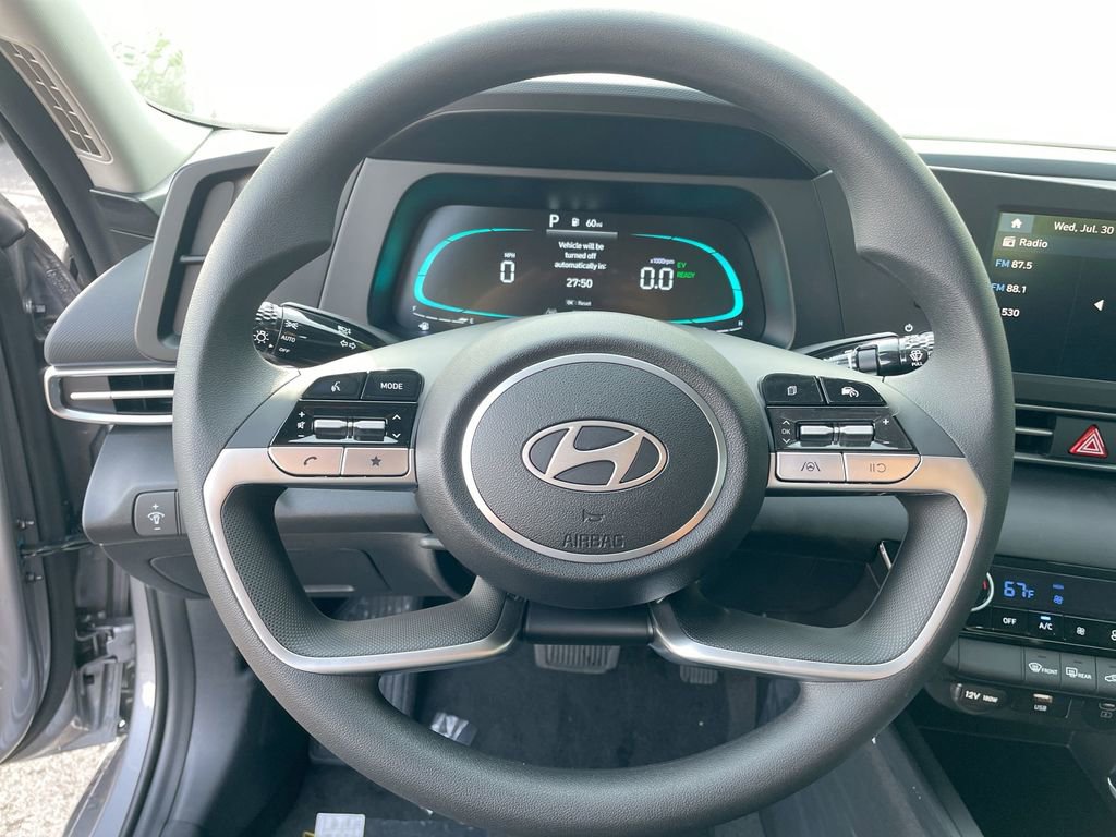 Used 2025 Hyundai Elantra Blue image 40