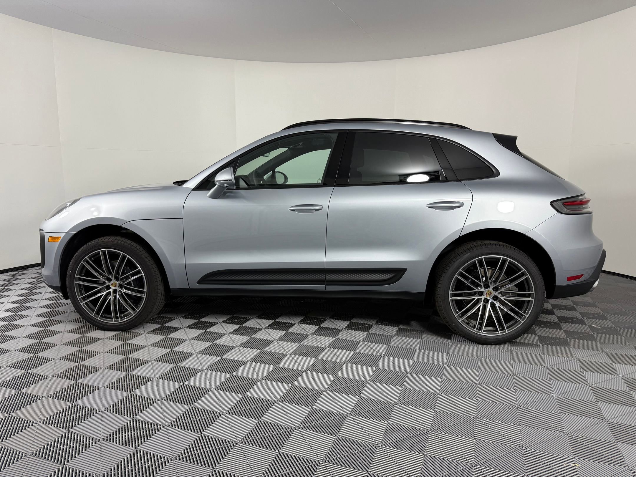 Certified 2026 Porsche Macan AWD/4WD image 2
