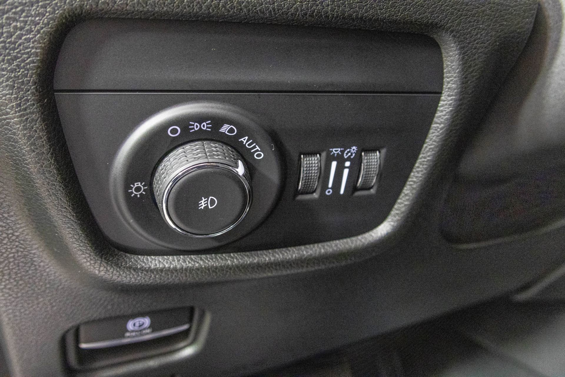 Used 2023 Jeep Grand Cherokee Overland w/ Adv Protech Group III image 33