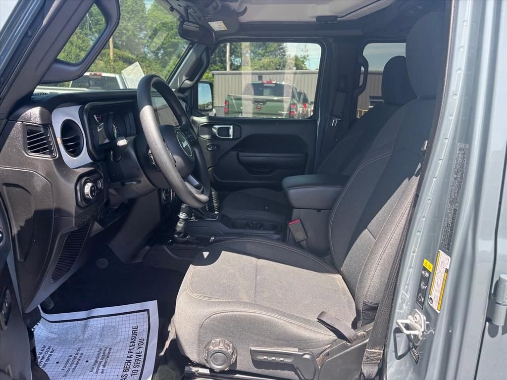 Used 2025 Jeep Gladiator Sport AWD/4WD image 11