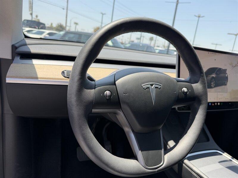 Used 2022 Tesla Model Y Long Range AWD/4WD image 13