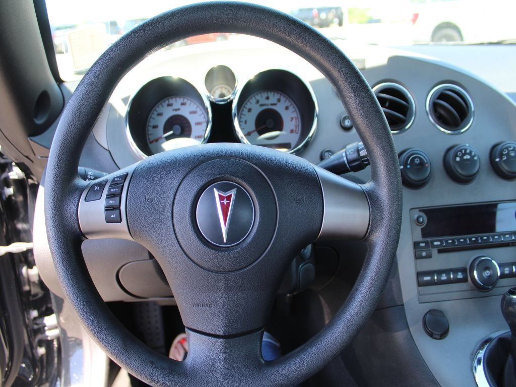 Used 2009 Pontiac Solstice Convertible w/ Preferred Package RWD image 17