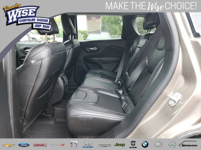 Used 2019 Jeep Cherokee Trailhawk w/ Comfort & Convenience Group AWD/4WD image 14