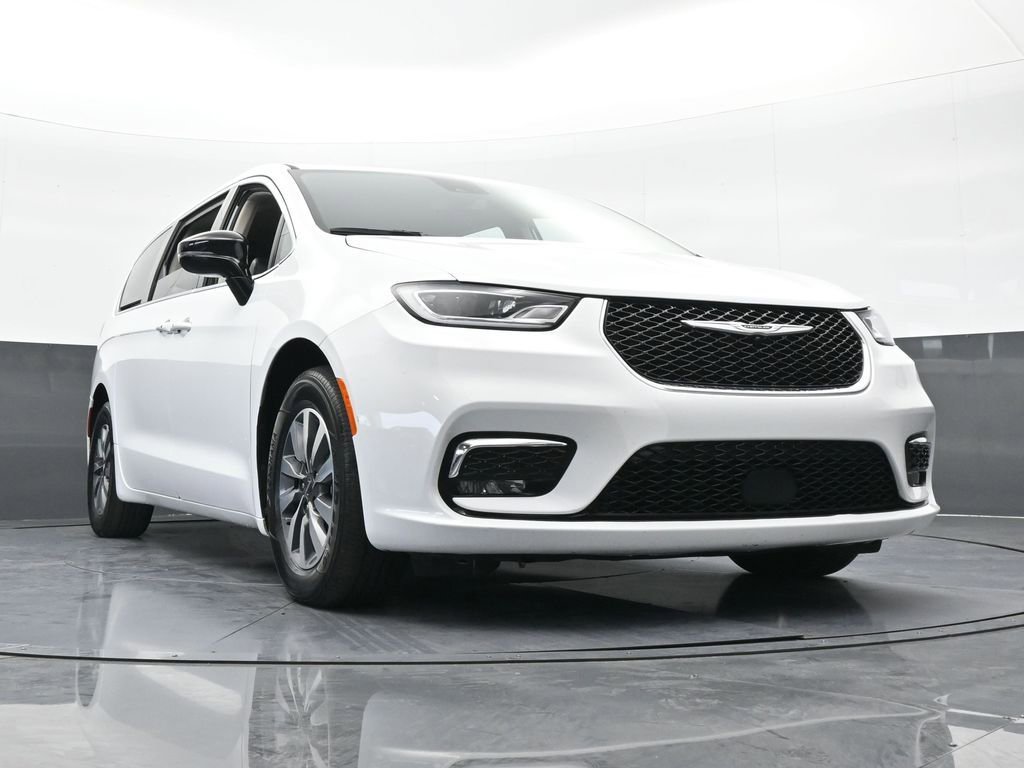 Used 2024 Chrysler Pacifica Select image 59