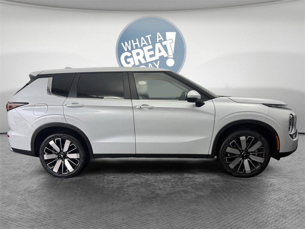 New 2025 Mitsubishi Outlander SE image 2