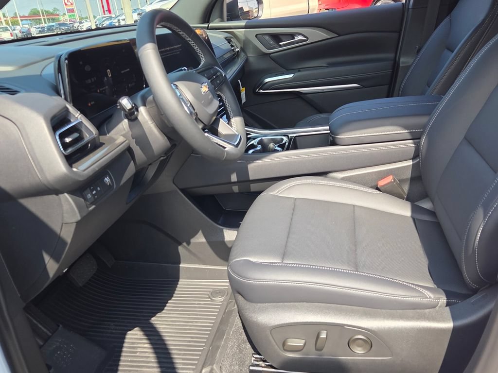New 2027 Chevrolet Traverse LT w/ Sun and Wheel Package FWD image 4