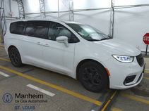 Used 2022 Chrysler Pacifica Limited w/ Uconnect Theater Family Group FWD image 22